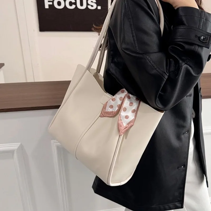 CEEKAY Damen-Tragetasche, cremeweiß, weiches PU-Leder, große Schulterhandtasche mit Schal-Detail und Beutel-Set, für den täglichen Pendelverkehr, lässig – Detail 4