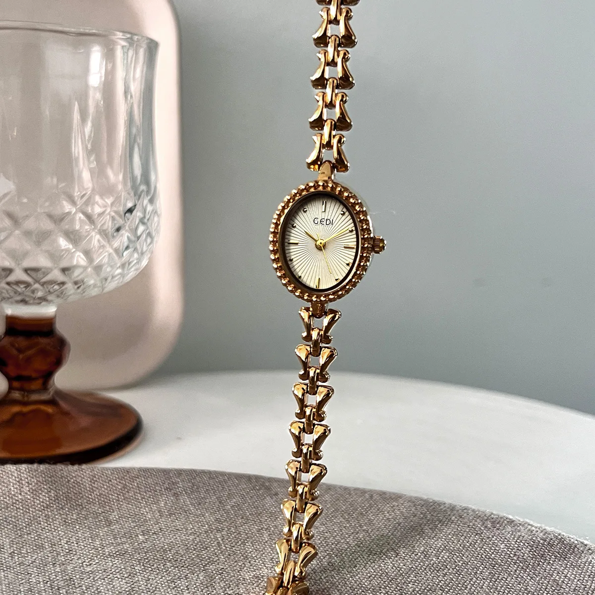 

GEDI Ladies' Watch Vintage Exquisite Bracelet Fashionable Simple Waterproof Quartz Watch for Women's Watch Gift