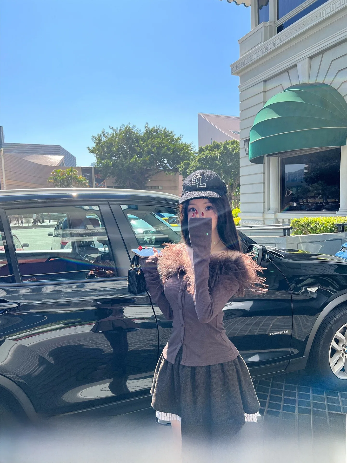 

Вязаный топ из страусиных перьев и шерстяной юбки в стиле JK: комплект с короткой юбкой и высокой талией для зимнего образа.