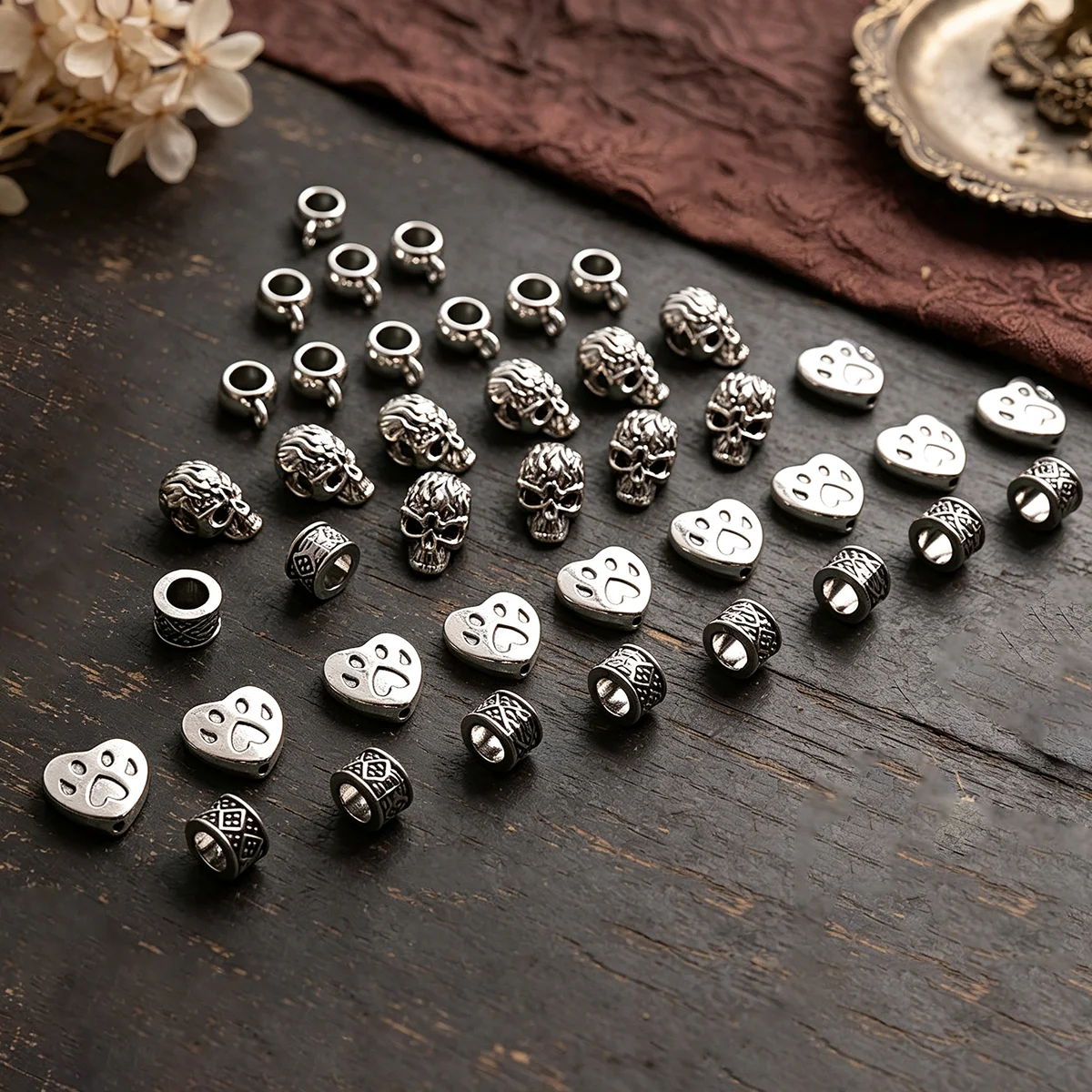 Juego de 40 piezas de cuentas espaciadoras y dijes para accesorios hechos a mano, que incluyen colgantes huecos, cuentas de calavera con orificio grande, corazones con forma de pata de gato y cuentas espaciadoras con patrones, adecuadas para pulseras, collares, pendientes y dijes DIY, accesorios de decoración con cuentas hechas a mano.