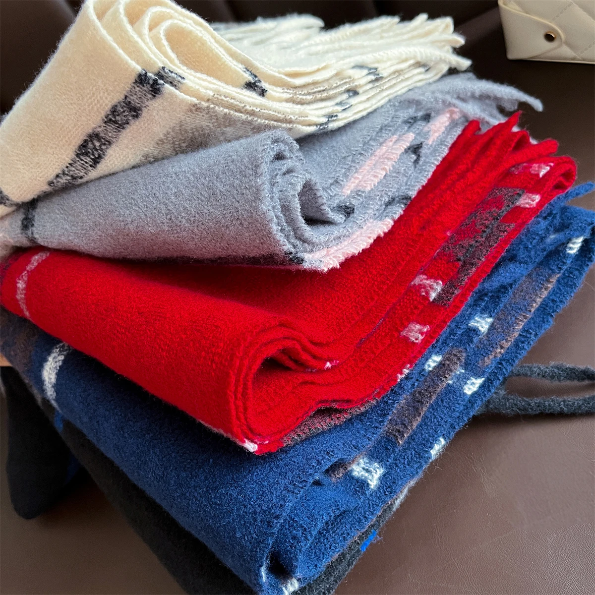 وشاح شتوي فاخر للسيدات من الكشمير الدافئ ماركة الباشمينا فولارد شالات نسائية يلتف سميكة وناعمة Bufanda المعطف والأوشحة سرق 2025