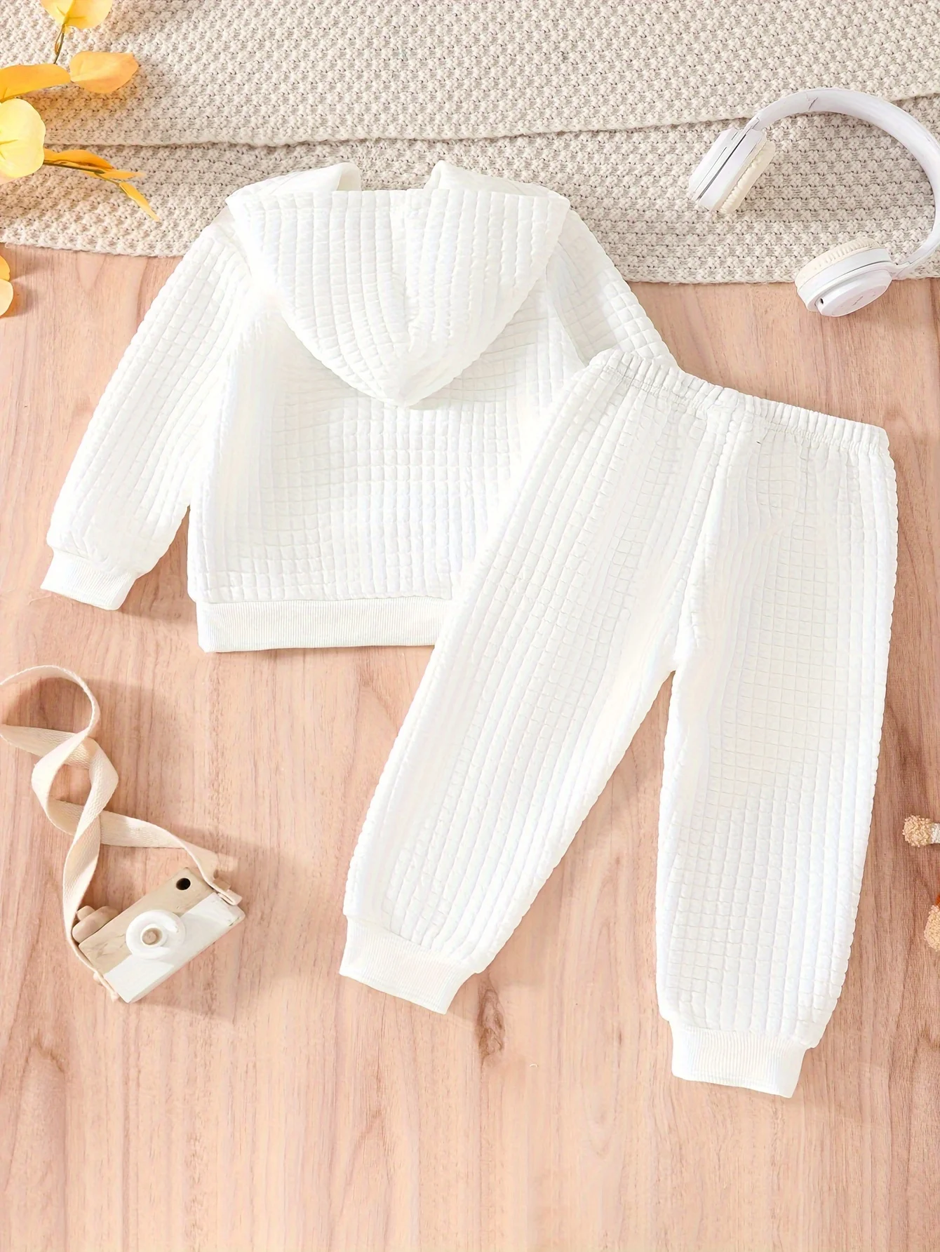 Cute solid color autumn and winter long-sleeved top and long pants set with large pockets for baby boys