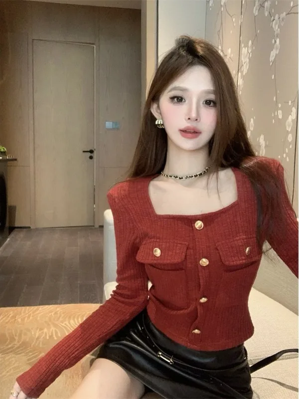 Fioletowy sweter z kwadratowym dekoltem, dzianinowy, damski, dopasowany, na wiosnę i jesień, z wysokim stanem, modny i stylowy.