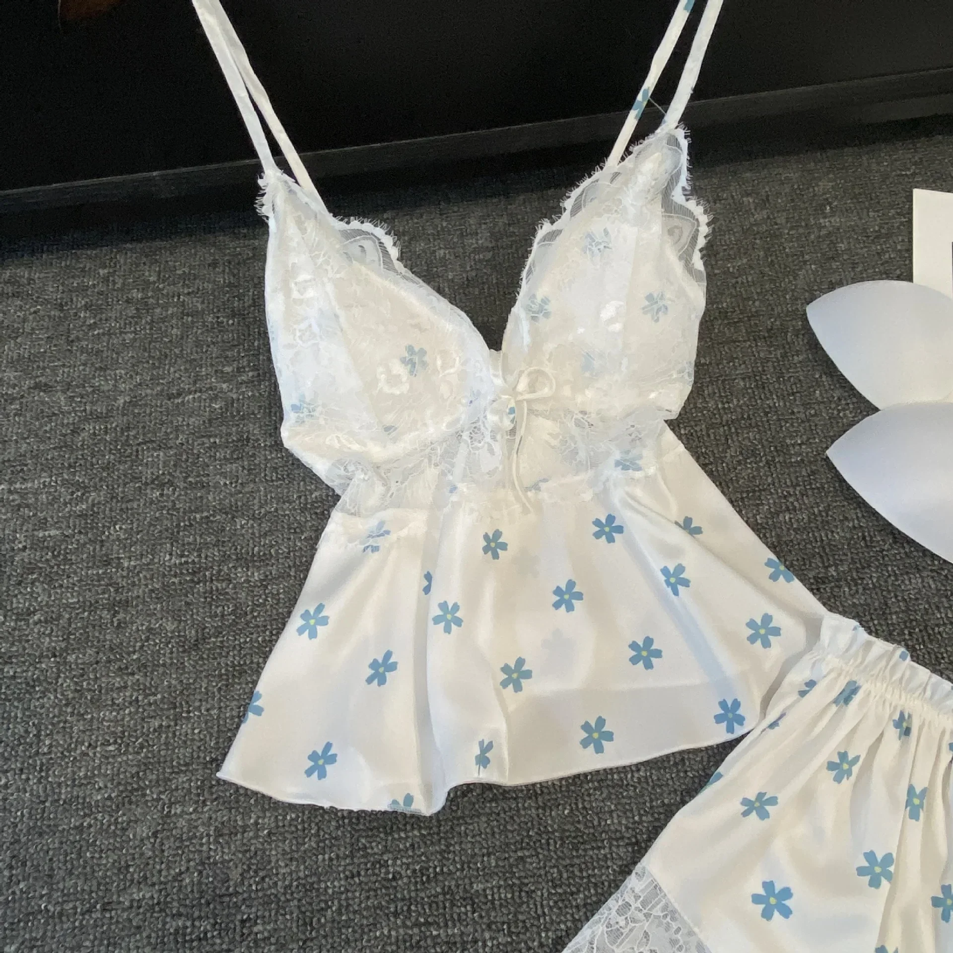 夏の女性のパジャマランジェリー 2 ピースレースパジャマセットセクシーなノースリーブパジャマスーツサテンサスペンダートップ & ショーツホームウェア