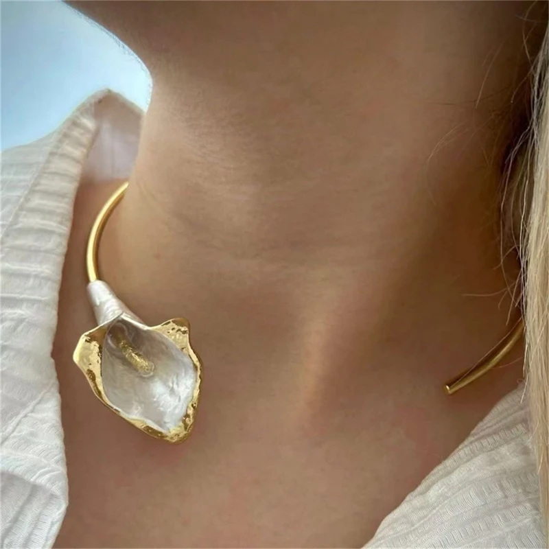 Vintage Exaggerated Metal Flower Open Choker Necklace for Women Exquisite Elegant Calla Lily Flower Necklace Charms Jewelry