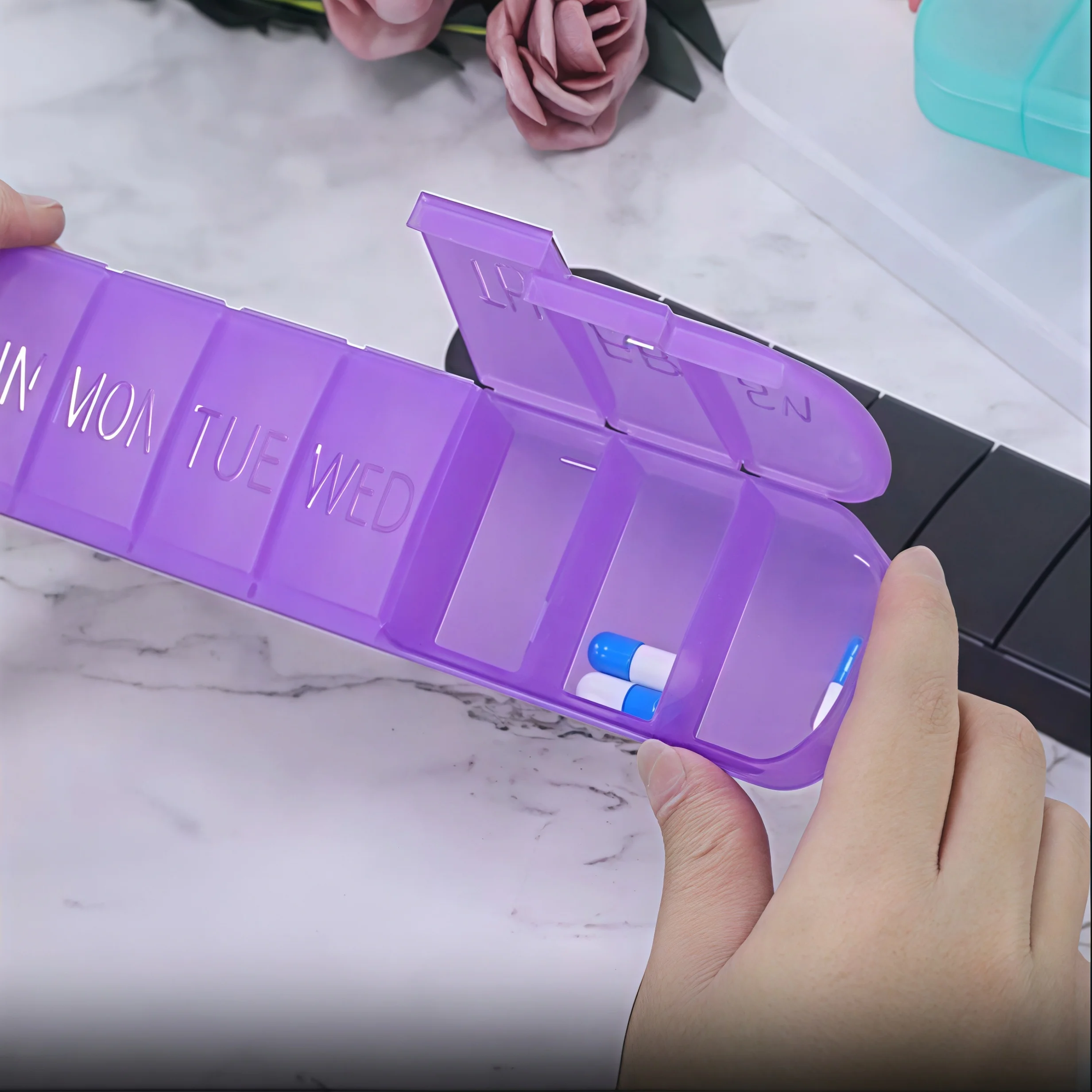 علبة حبوب منع الحمل الأسبوعية توزيع الأدوية حاويات بلاستيكية صغيرة قابلة لإعادة الاستخدام 7 أيام حاويات فيتامين يومية لعقد مكملات الأدوية #3