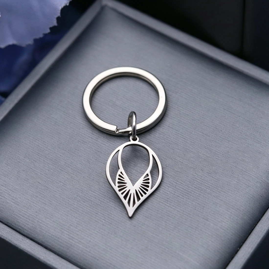 Stainless Steel Angel Wings Teardrop Amulet Pendant Keychain For Men Women Wing Symbol Jewelry Key Chains Talisman Gift
