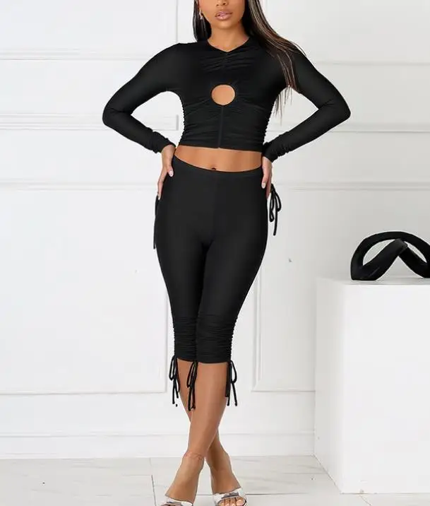 

Women's pullover with hollowed out circular pleats and adjustable drawstring, cropped pants with exposed navel set