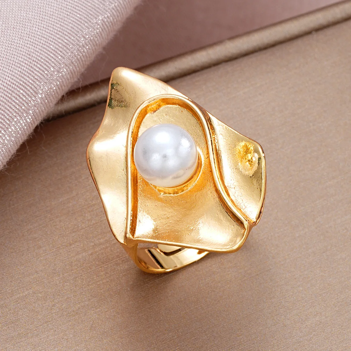 1pcs Hot selling, Fashionable high-end Sense Geometric exaggeration, Irregular Pearl ring, women's Adjustable Opening Bracelet