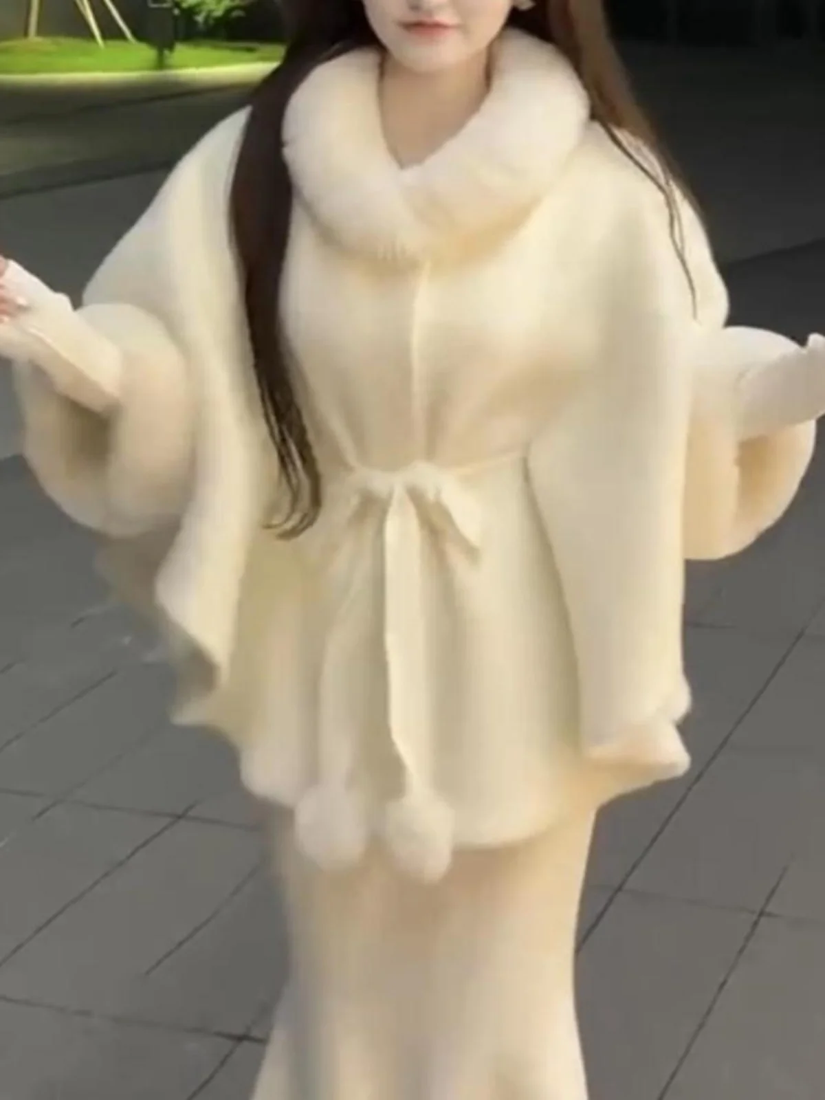 

Elegant Hepburn Style Thickened Long Coat with Fur Collar Trendy Shoulder Shawl Women's Outerwear Winter Season Casual Chic