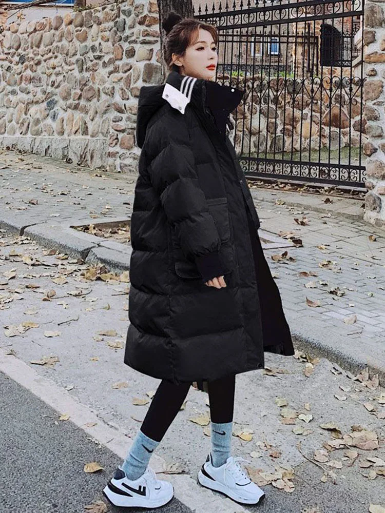 Piumino alla moda in piumino d'anatra bianca da donna nell'inverno 2025, giacca sportiva al ginocchio alla moda e ampia