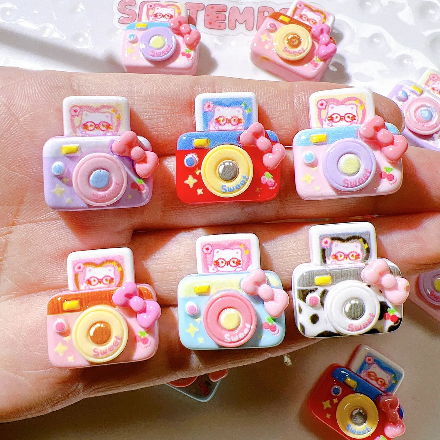 100pcs Wholesale Resin Miniature Hello Kitty Camera Craft Home Decoration DIY for Dollhouse Accessories