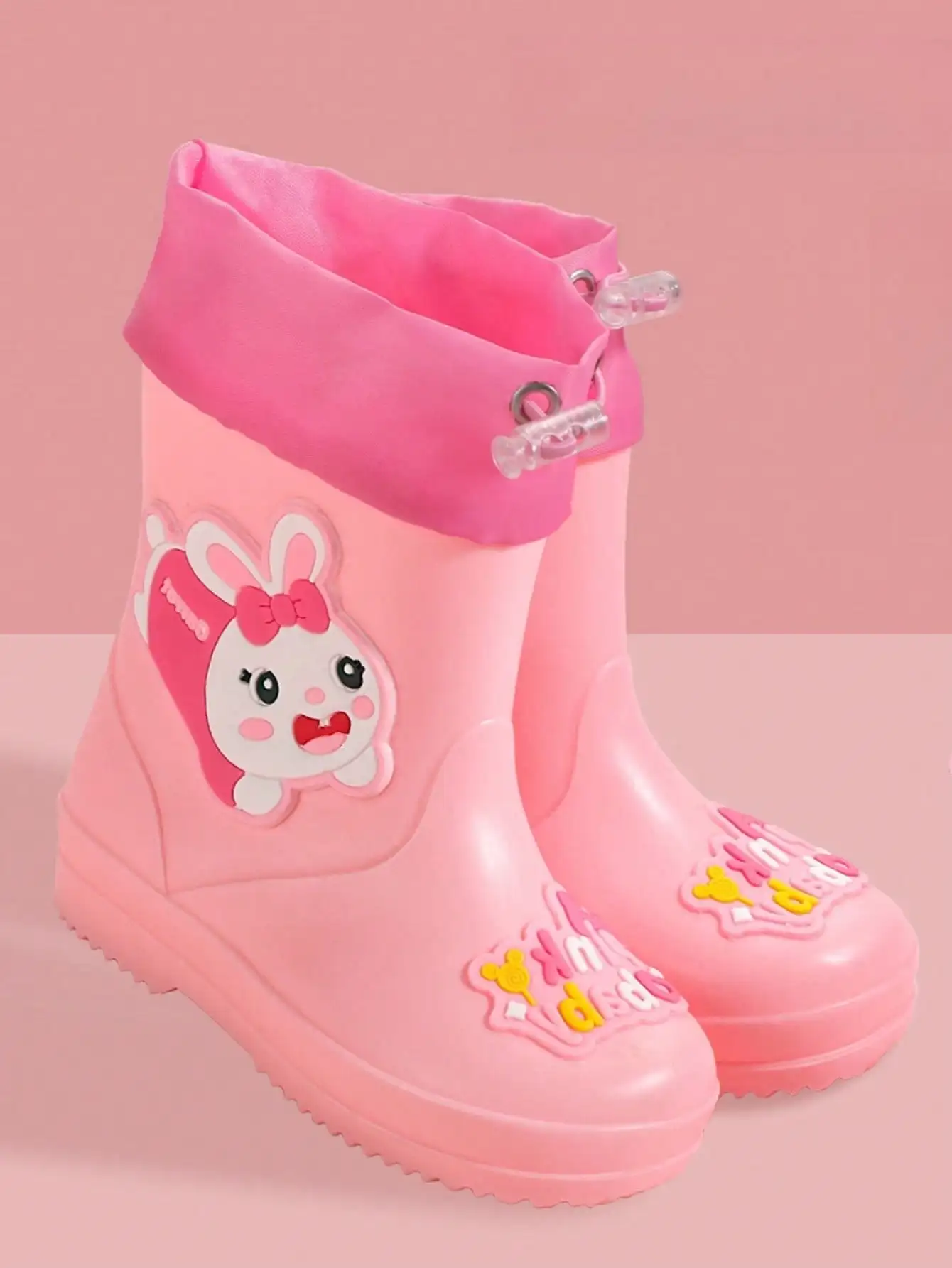 زوج من أحذية المطر الكرتونية للأطفال على الطراز الجديد. حذاء مطر للفتيات مضاد للانزلاق ومقاوم للاهتراء.