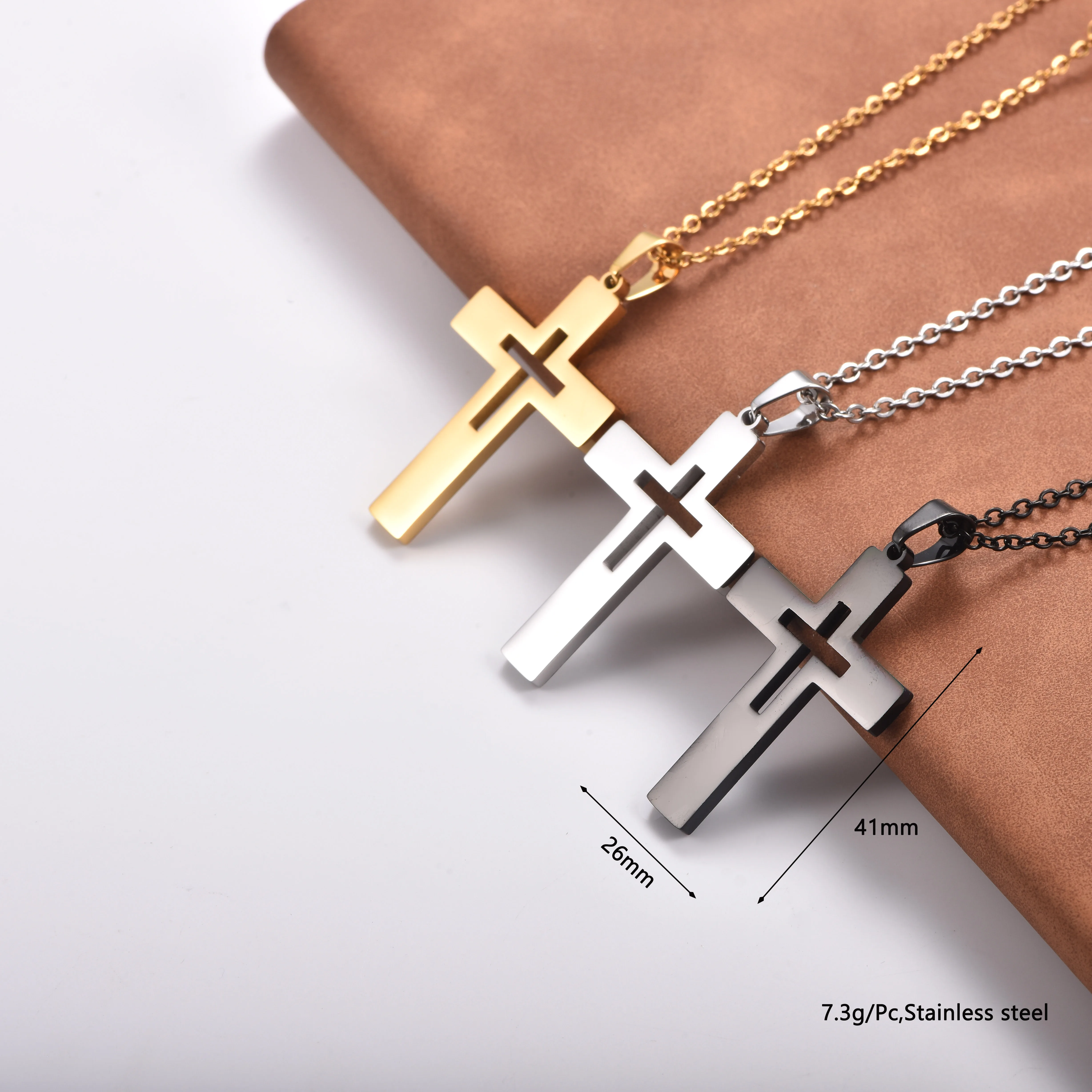 Halskette mit Hohlkreuz-Anhänger aus Edelstahl in Gold, Silber und Schwarz, minimalistischer religiöser Schmuck, Geschenk – Detail 3
