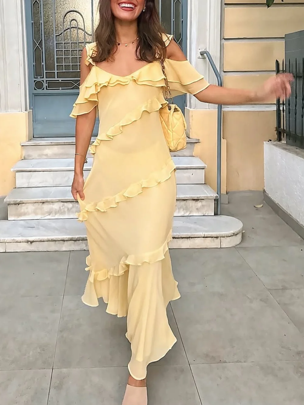 เดรสยาวทรงตรงผ้าชีฟองสีเหลืองแบบเซ็กซี่และชิคสำหรับผู้หญิง ดีไซน์ระบายหลายชั้น แฟชั่นฤดูใบไม้ร่วงปี 2025 เหมาะสำหรับงานปาร์ตี้กลางคืนและงานเลี้ยง