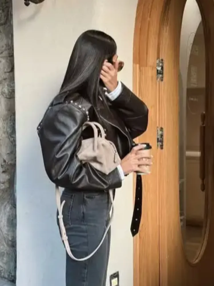 

Шикарная кожаная куртка с заклепками и лацканами, женская кожаная куртка с длинным рукавом и поясом на молнии, свободные короткие пальто для женщин, осень 2024, повседневная уличная верхняя одежда