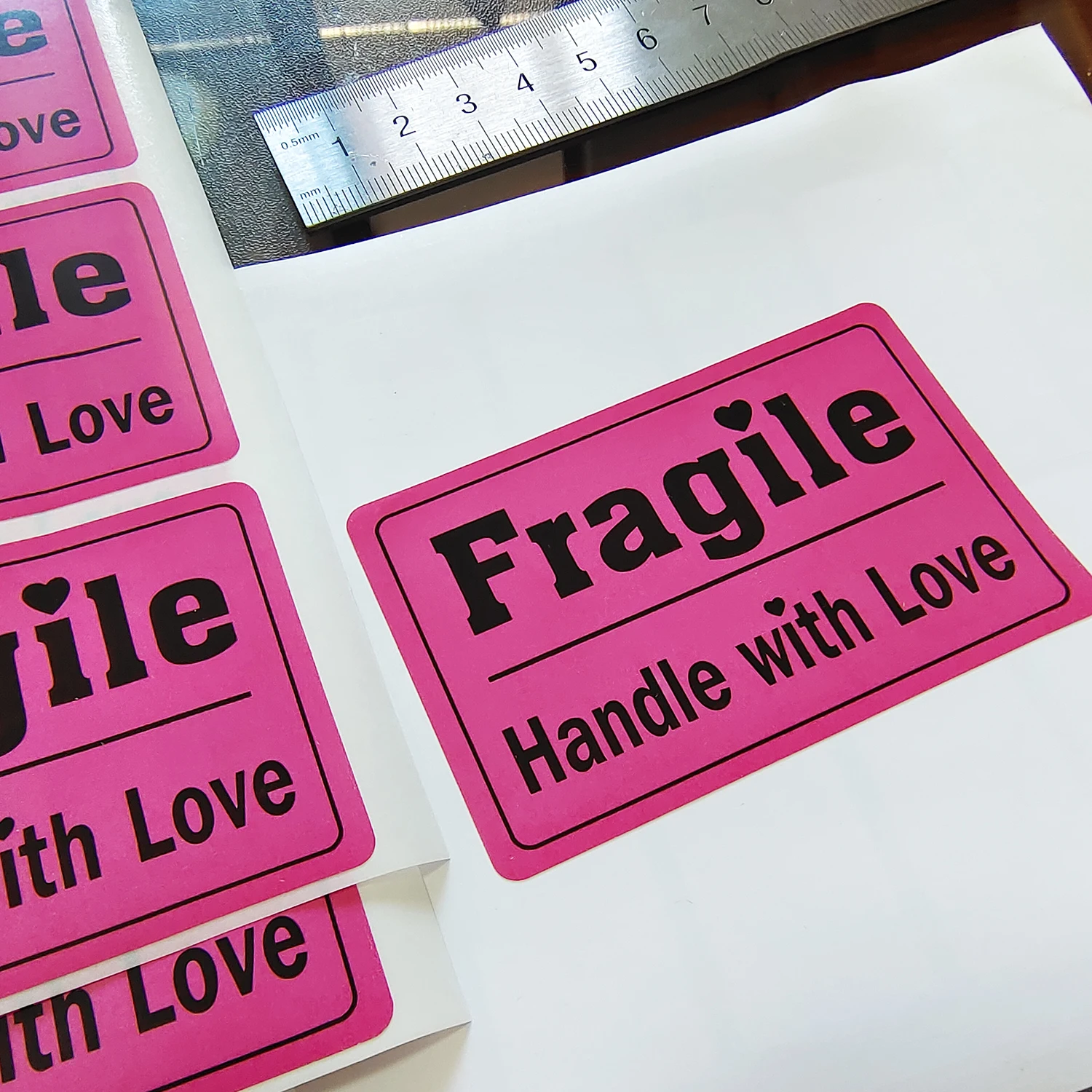 100pcs 76x51mm FRAGILE HANDLE WITH LOVE Shipping Label Package Transfer Damage Warning Sticker Cute Heart Happy Pink Reminder