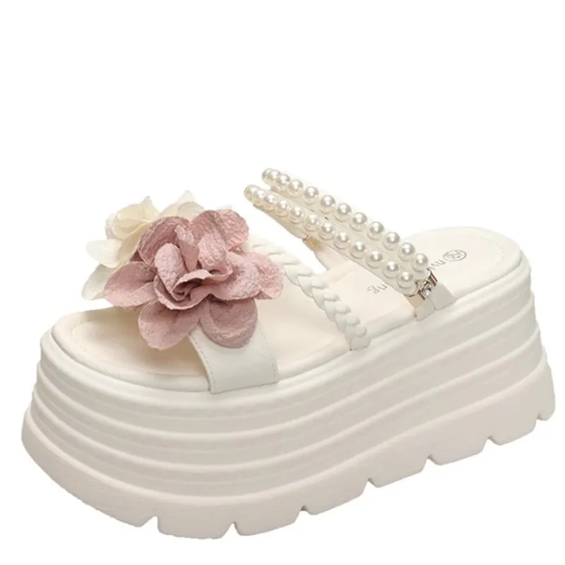 

Женские сандалии на толстой подошве, летняя одежда, новинка 2025 года, модные шлепанцы с одним рукавом и цветочным жемчугом, увеличивающие рост, 8 см