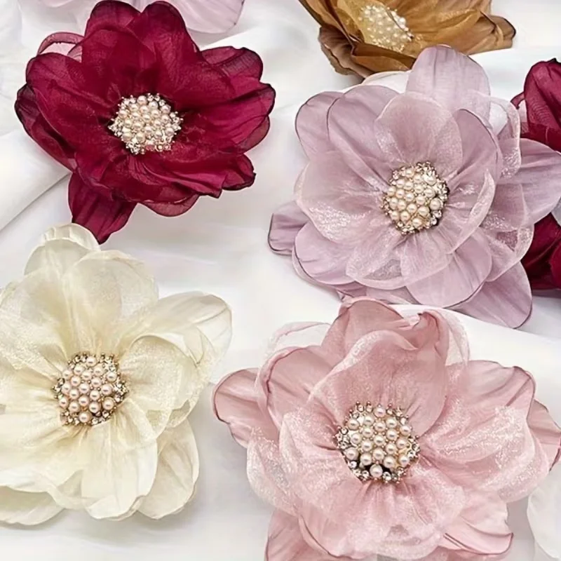 Handgefertigte Stoffblumen mit Perlen, mehrschichtige Organza-Blumen, geeignet für DIY-Dekorationen.