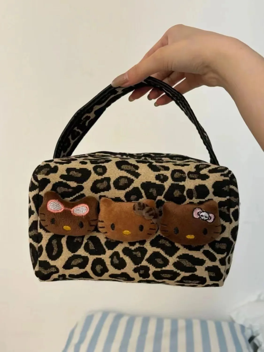 حقيبة مكياج هالو كيتي ليوبارد من الجلد الأسود للنساء ذات سعة كبيرة وحقيبة يد محمولة للسفر والعناية بالبشرة ومستحضرات التجميل