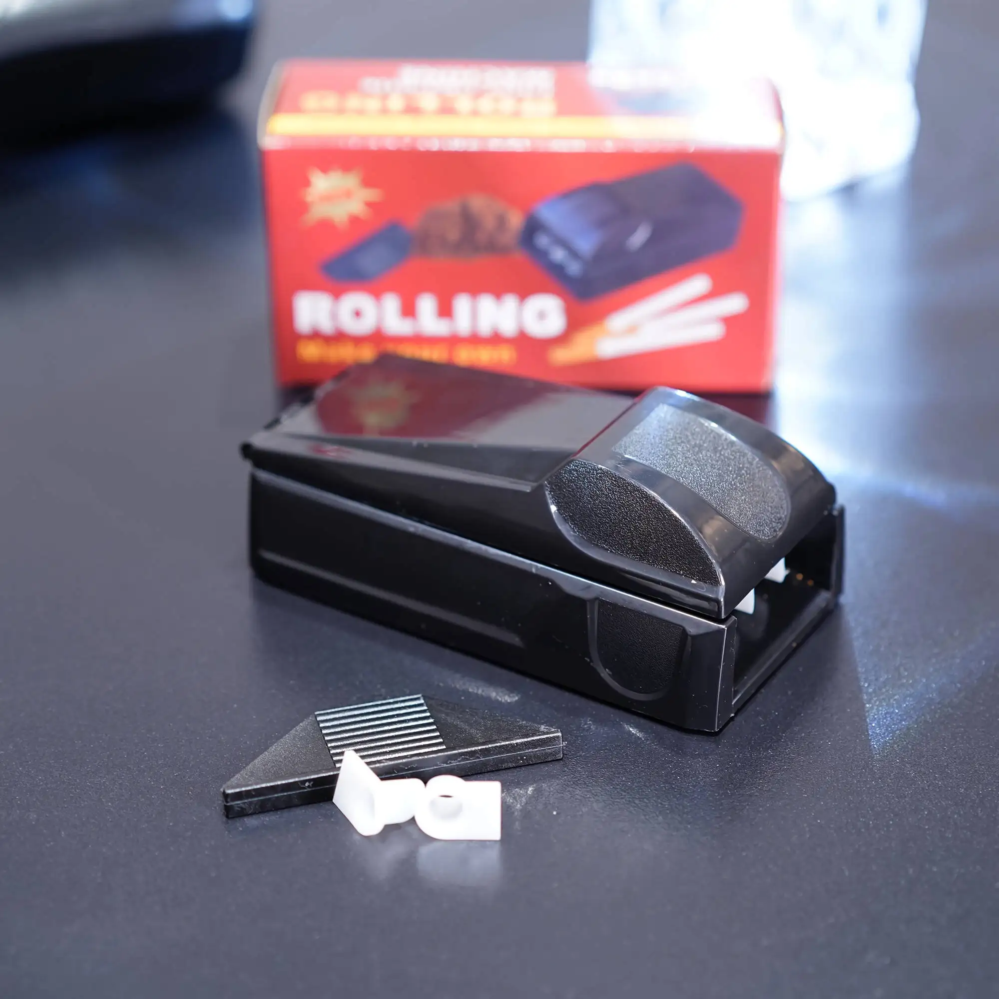 1 بكرة سجائر يدوية شديدة التحمل مع 3 حشوات أنبوبية لا تحتاج إلى كهرباء، تصميم مدمج محمول أحمر، مناسب للسفر،