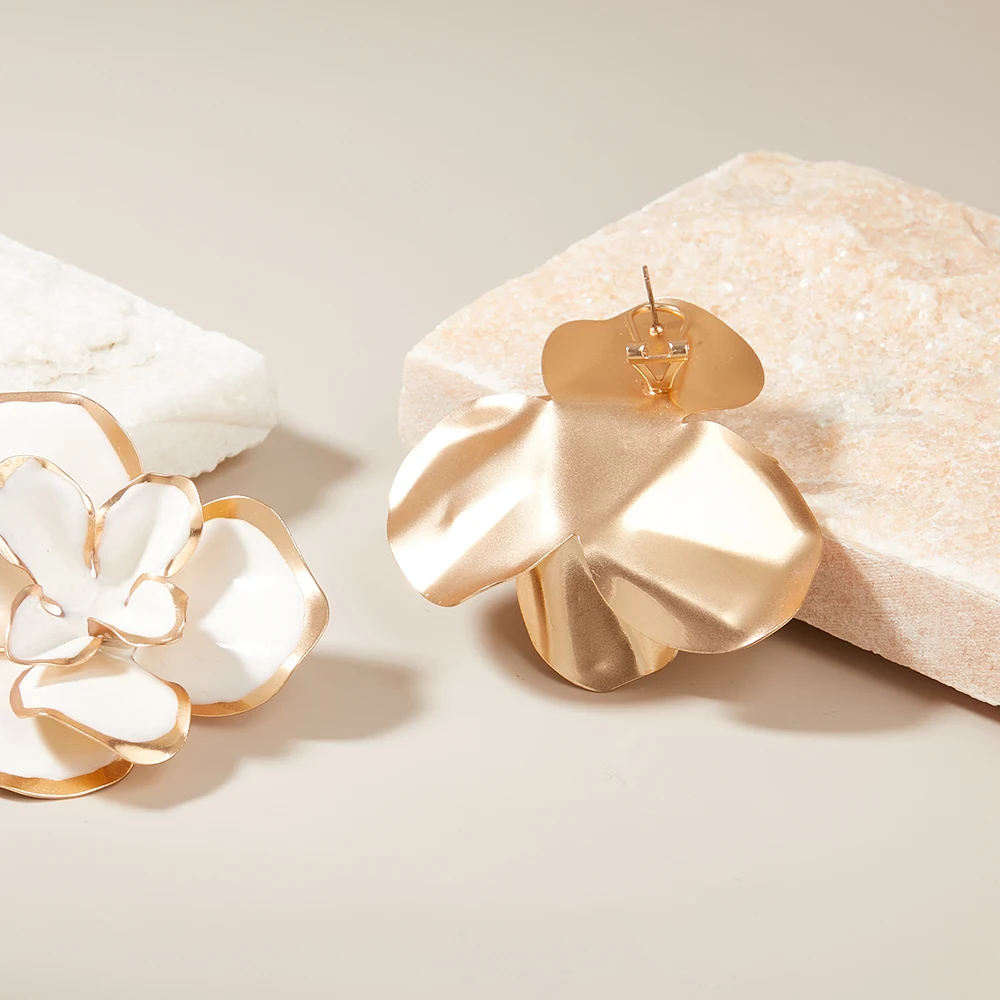 Ladies' Irregular White Flower Earrings Made Of Zinc Alloy Material Fresh And Sweet Earrings Woman