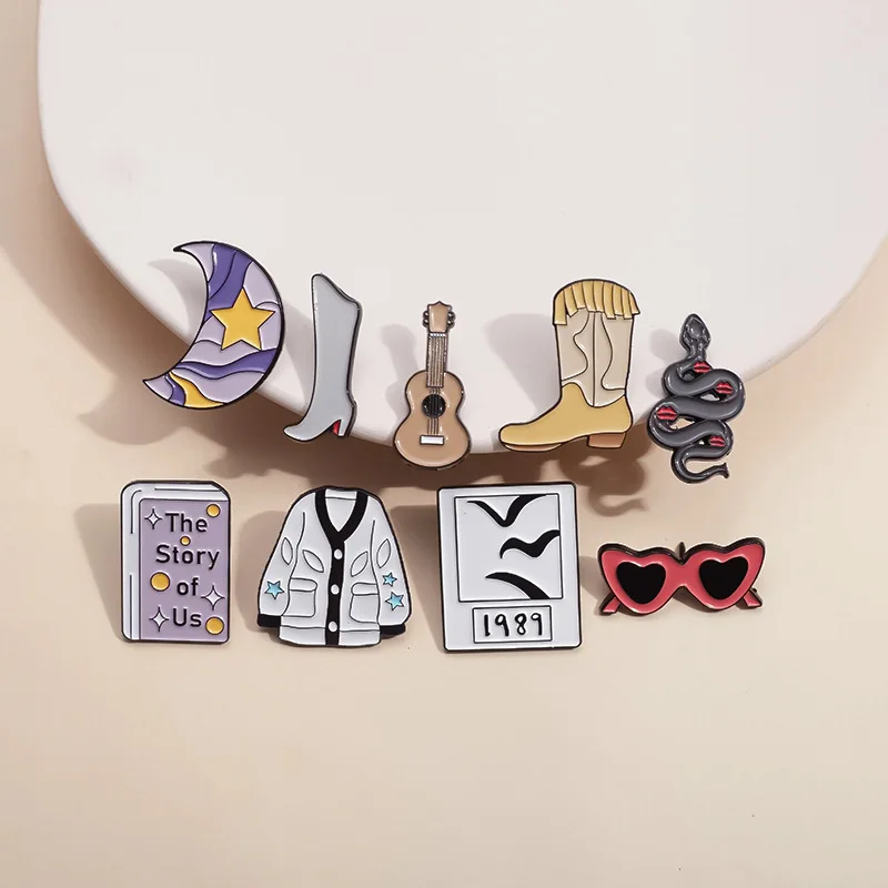 Broche de dibujos animados 1989, zapatos de vaquero, Luna, historia de nosotros, alas, pterosaurio, labios, serpiente, gafas de guitarra, insignia de Metal, alfileres Punk, regalo de joyería