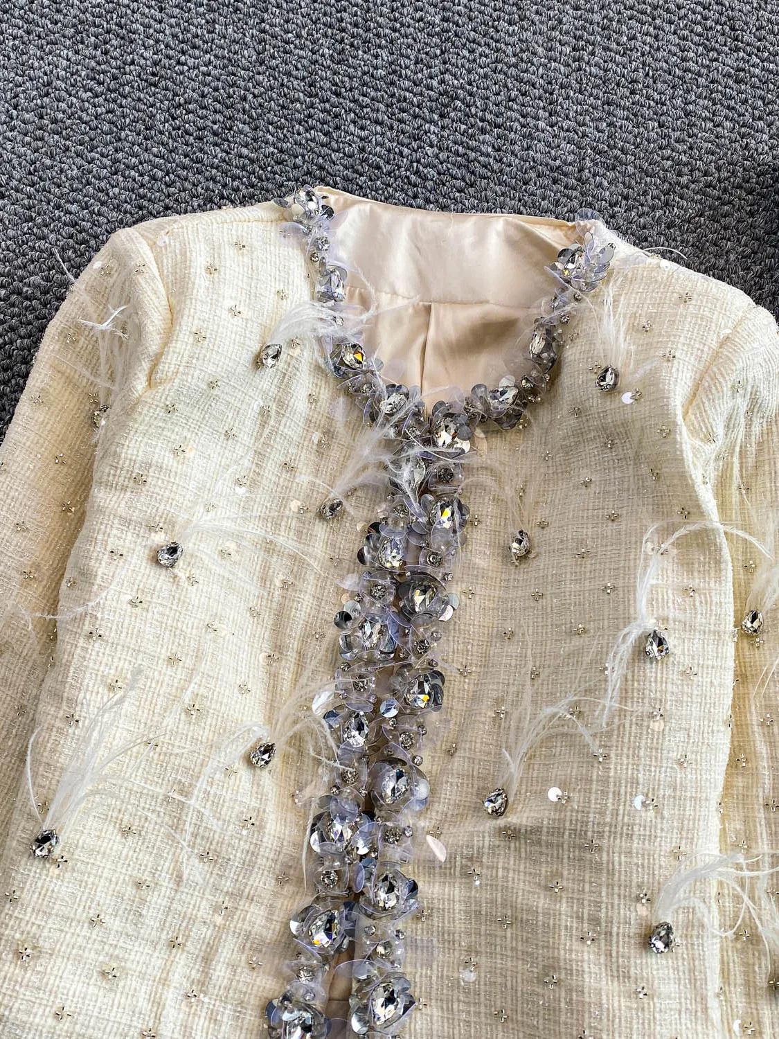 

Ele round Ne Diamond Embellied Feather Jaet Женское элитное роскошное пальто ort European Sle Loose Fit Long Sve