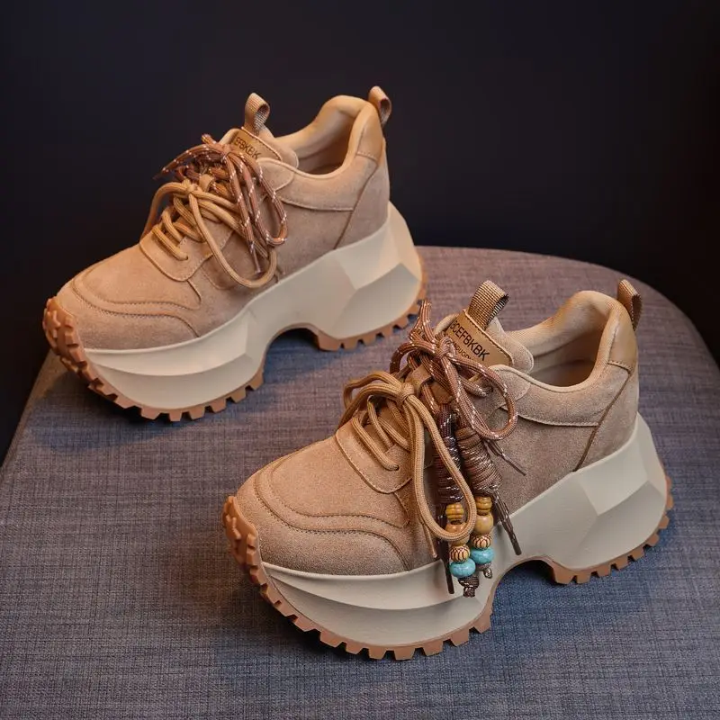 

Оригинальные женские спортивные кроссовки с дизайном необычных бахромочных элементов, на шнуровке, из натуральной коровьей кожи, на платформе, комфортные, женские кроссовки