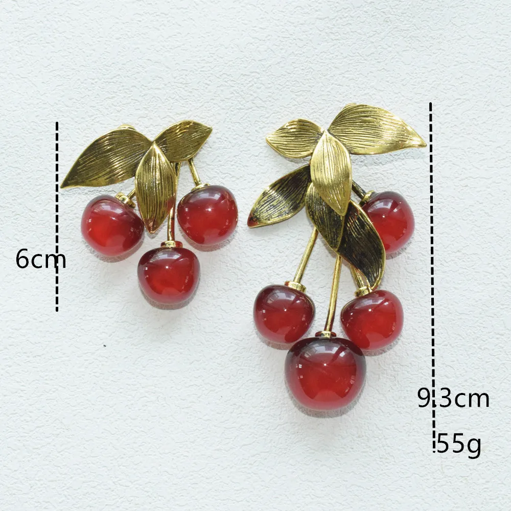 Retro Vintage Metall-Blatt-Harz-Ohrringe mit roten Kirschen für Damen, modischer Markenschmuck, Statement-Accessoire für Damen. – Detail 5