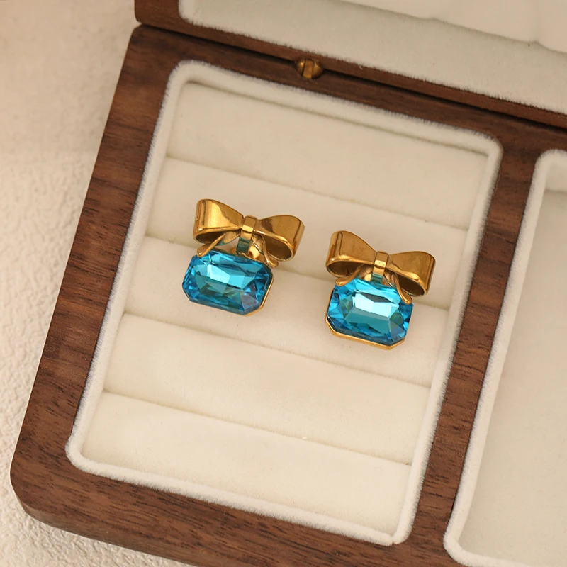 EILIECK Goldener Edelstahl-Schmuckset mit Schleife und Funkelnden Kristallen: Halskette, Armreif, Ohrringe, Ring - Trendiger Schmuck für Frauen als Geschenk – Detail 17