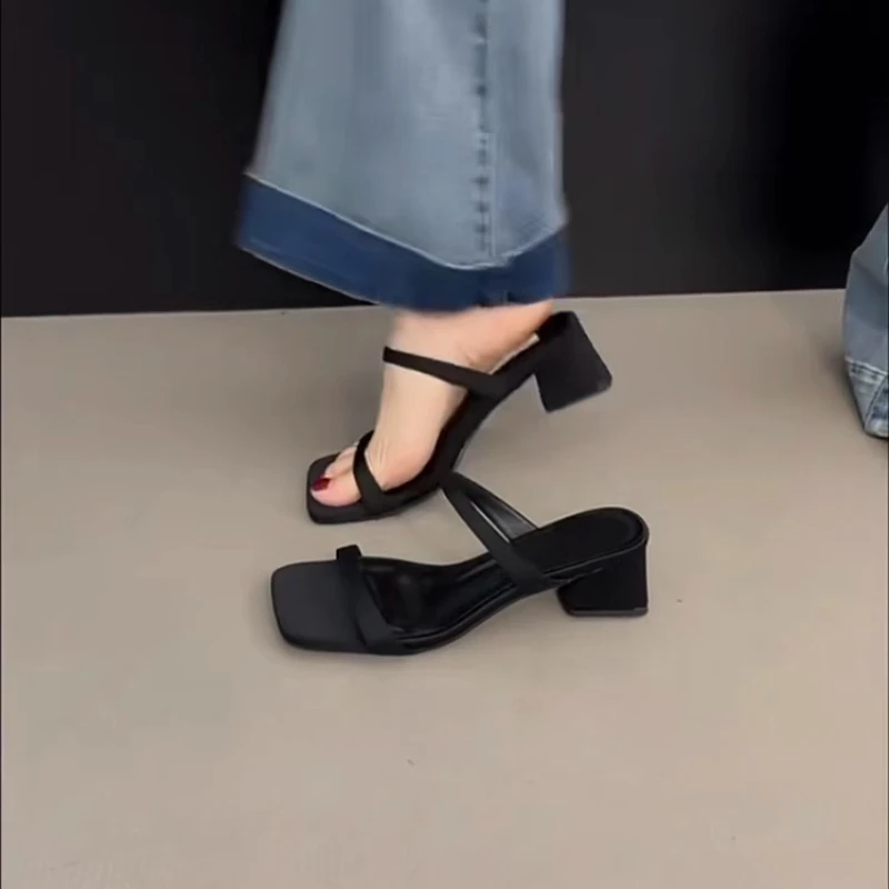 شباشب نسائية صيفية جديدة موديل 2025 بمقدمة مربعة سهلة الارتداء للسيدات أنيقة للاستخدام الخارجي على طراز الشارع بكعب سميك #1