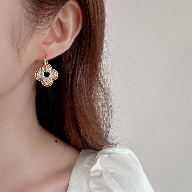 

Vintage genuine gold ring-shaped flower ear buckles, a niche design earring, a light luxury French retro earrings