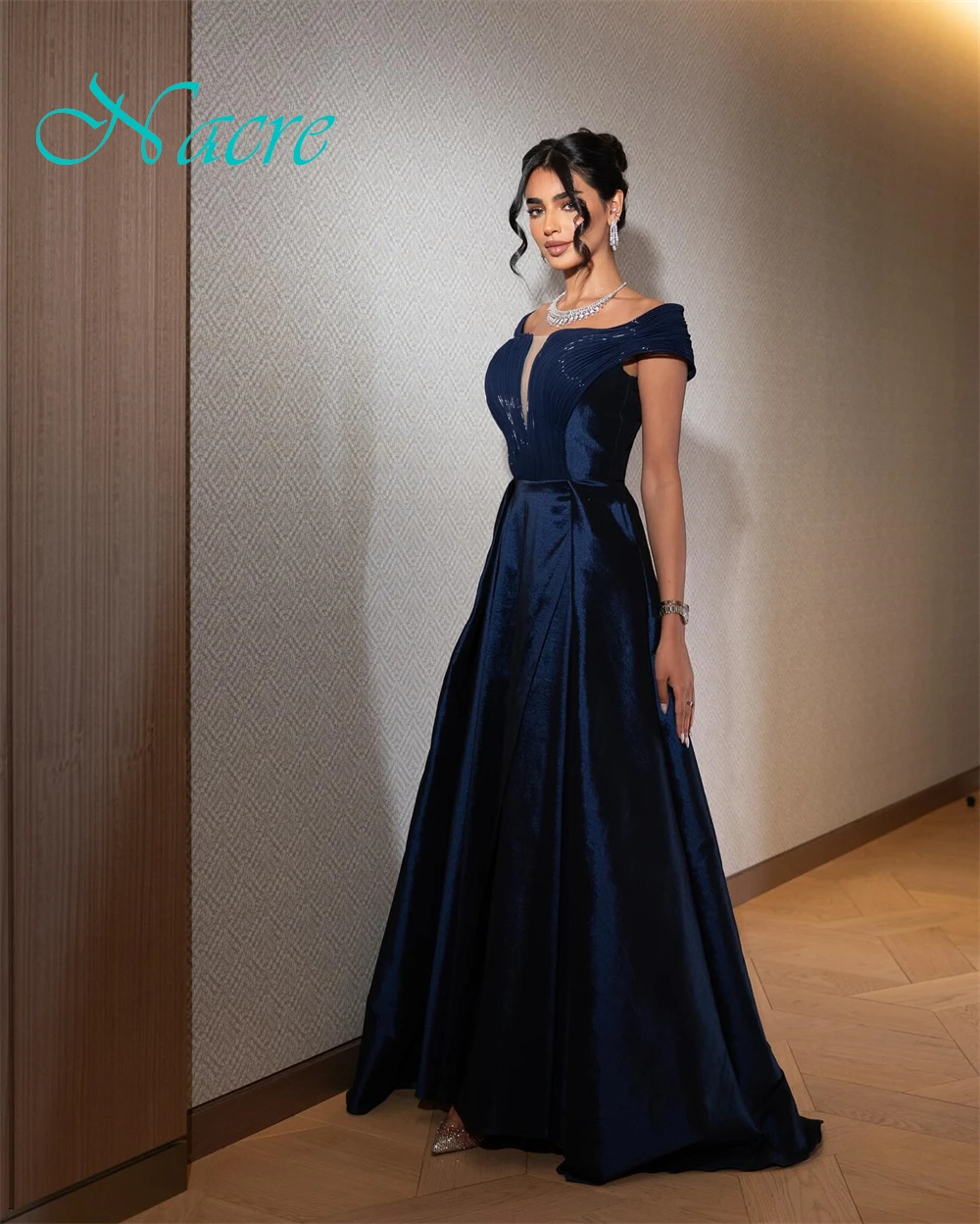 فستان سهرة رائع مخصص برقبة قارب من الساتان الرقيق للحفلات الراقصة فساتين فاخرة قبالة الكتف للمناسبات الخاصة