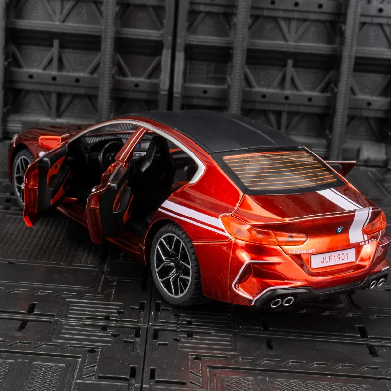 1:24 modelo de carro esportivo de liga BMW M8, coleção de acessórios de carro, portas e capô do motor, porta-malas pode ser aberto, brinquedos para meninos