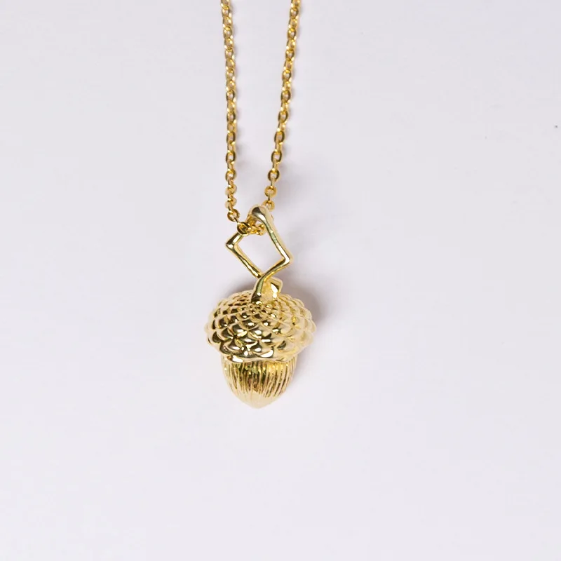 

Creative and fun design, gold-plated pine cone shaped pendant, simple necklace