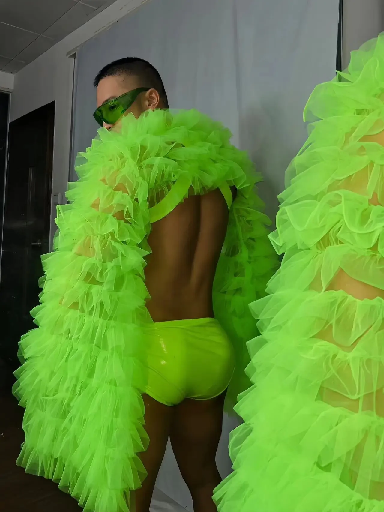 新しいセット蛍光グリーンポールダンス服ナイトクラブマッスルマンゴーゴーダンサーセクシーなパフォーマンス衣装パフスリーブショーツセット