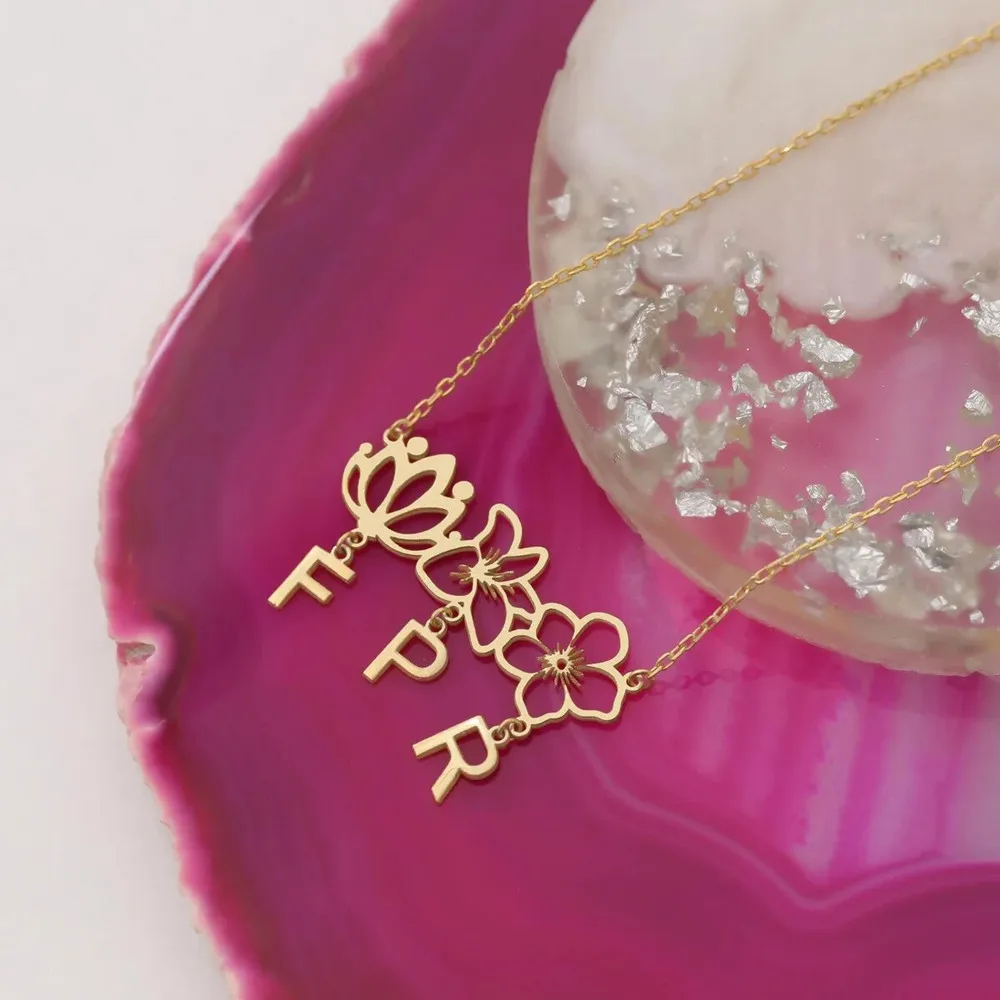 

Ожерелье из нержавеющей стали с цветком семейного рождения по индивидуальному заказу и начальной буквой - уникальный подарок на день рождения для сестры