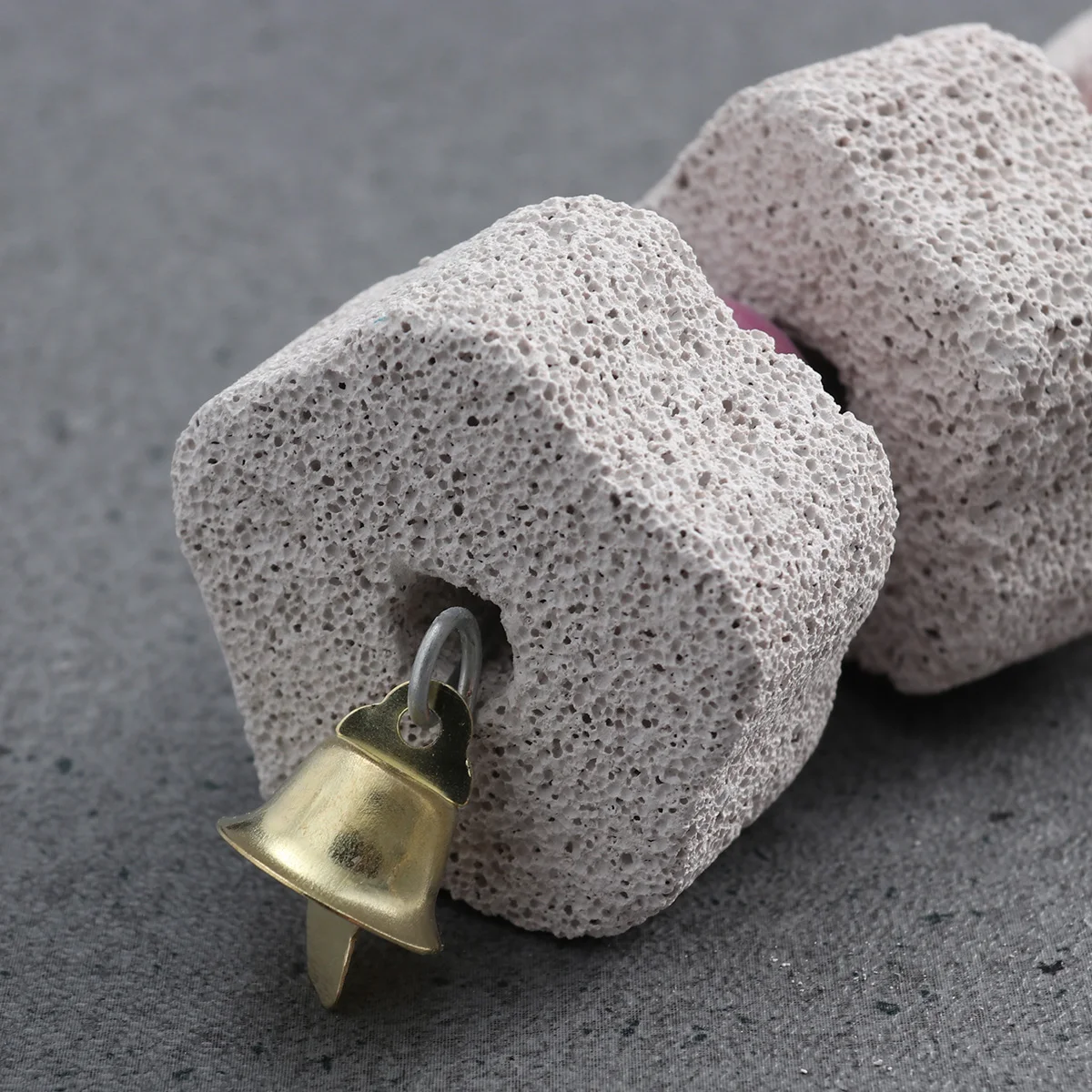 

Colorful Parrot Chewing Stone Log Bird Cage Accessories Hanging Hook Perfect Flexible Bite String Cinerite Pendant for Cage