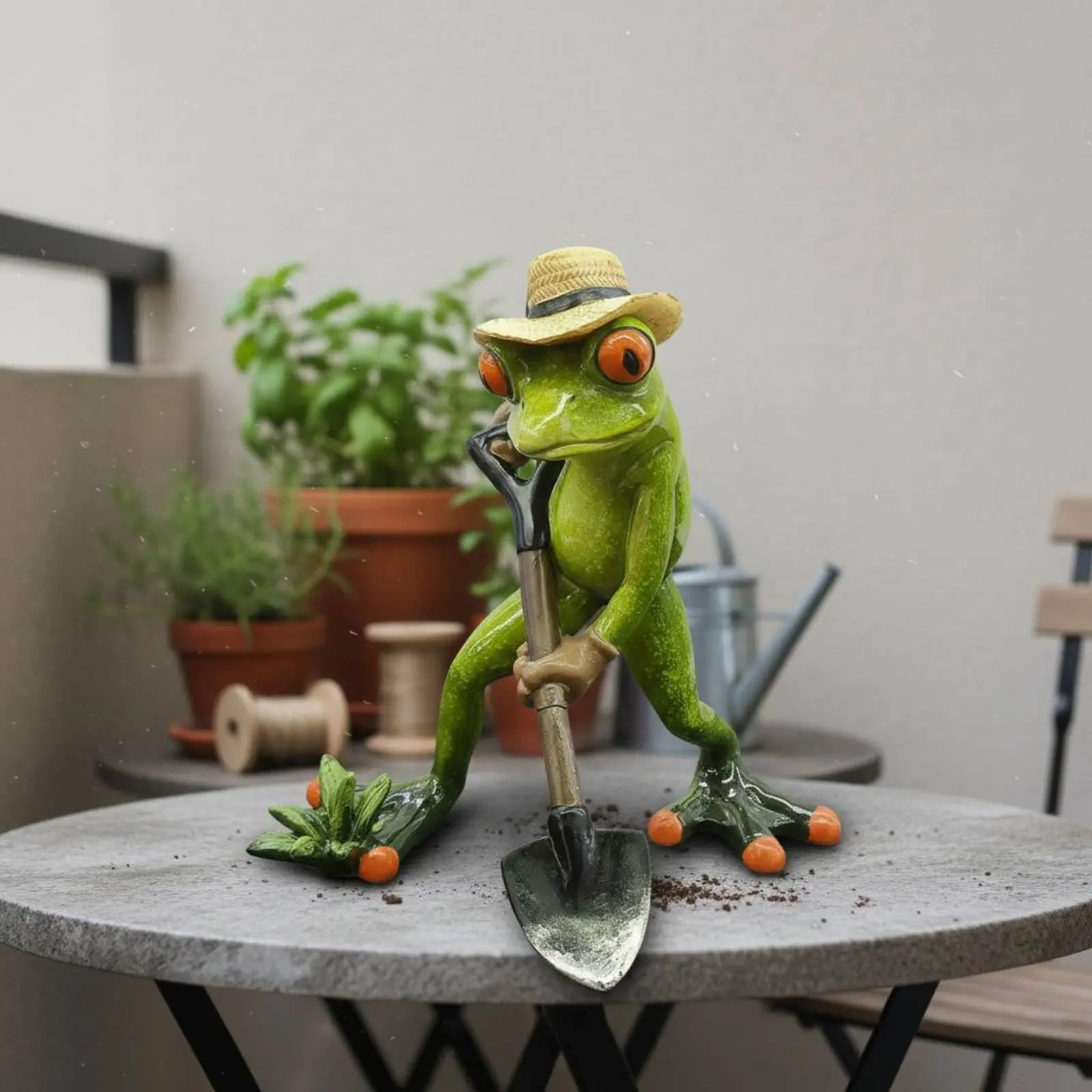 Frog Statue with Shovel Nordic Design Frog on Shovel Sculpture Yard Art Handmade Craft Outdoor Decor Hand-Painted for Gardeners