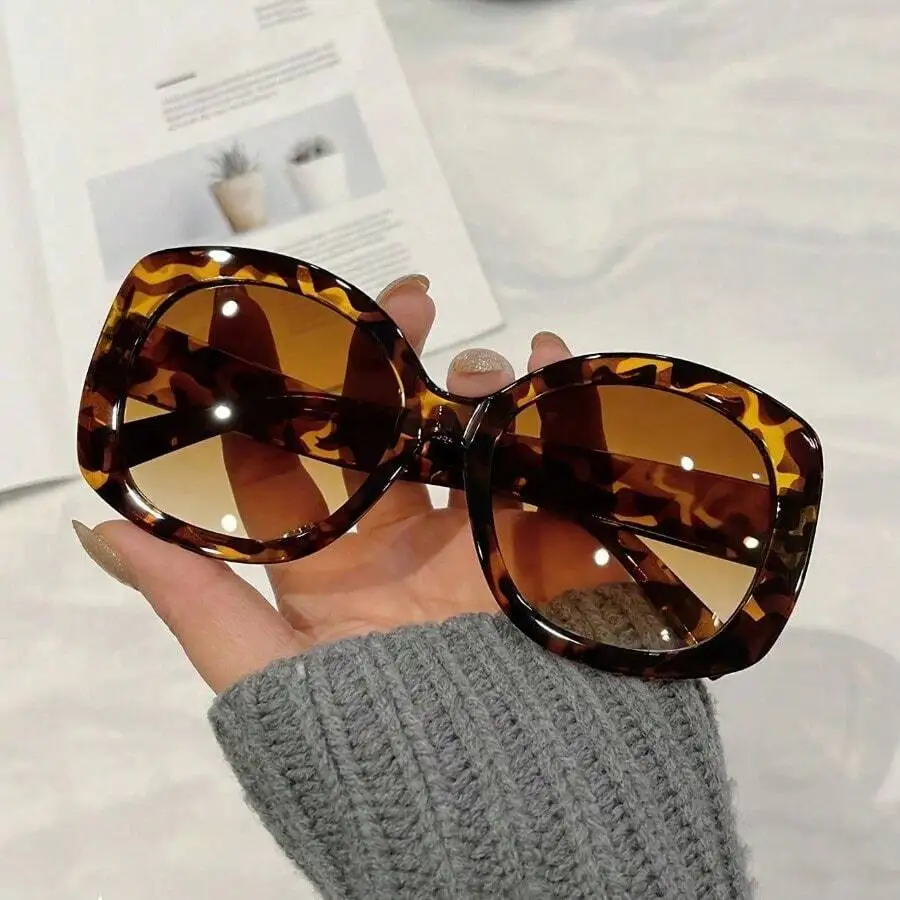

Oversized Square Frame Tortoiseshell Sunglasses for Women - Brown Gradient Lens