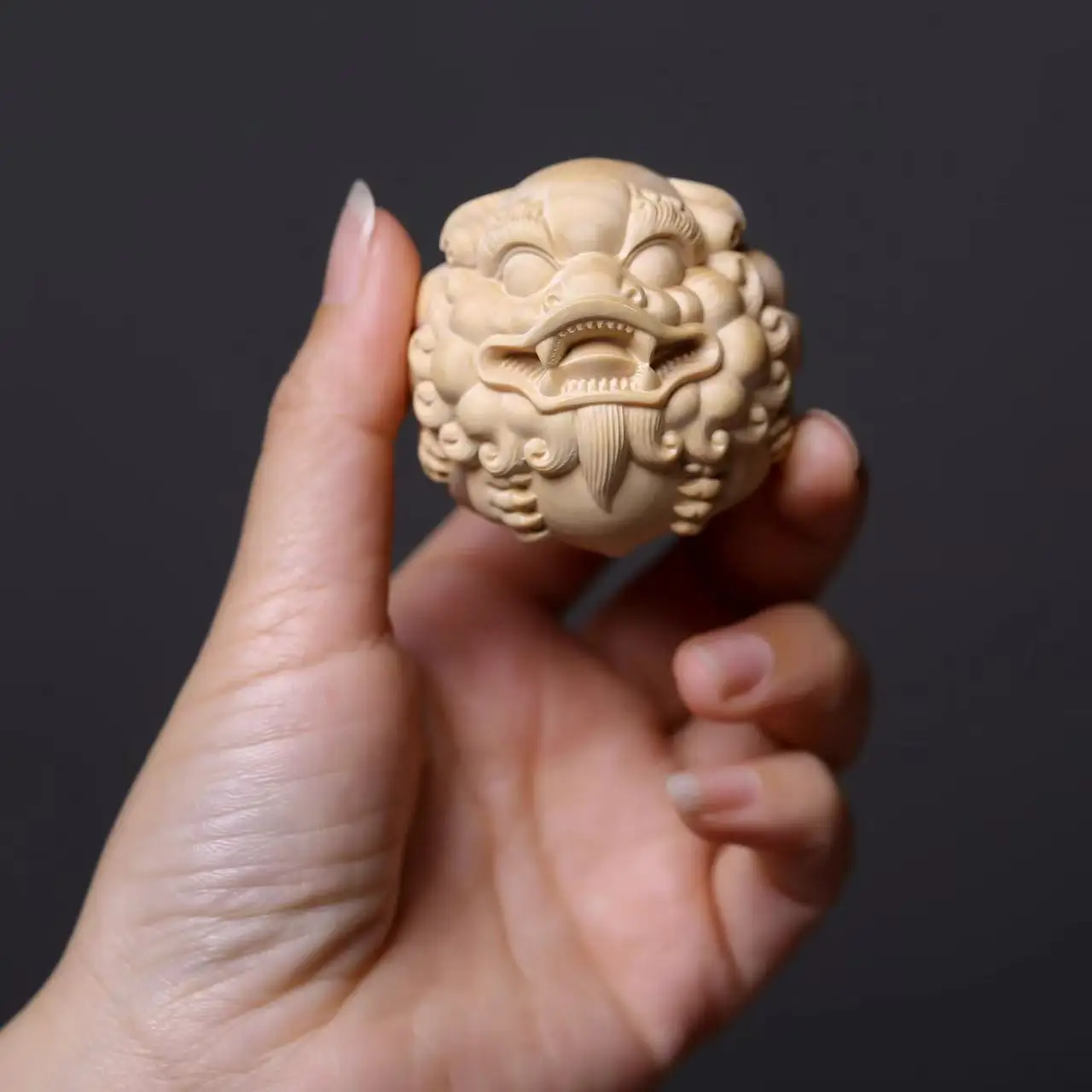 Small-leaf boxwood carved lion head Pixiu hand handle