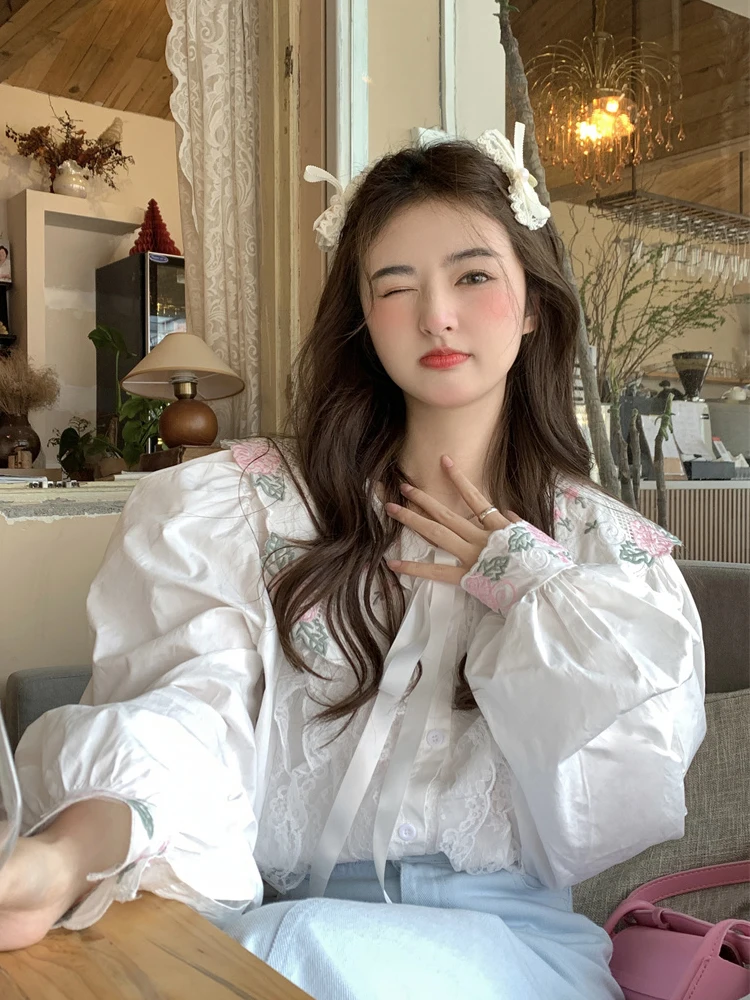 KIMOKOKM Korea Women's Sweety Girl Style Shirt Lace Peter Pan Collar Bandage Bow Flower Embroidery Full Sleeve White Shirt