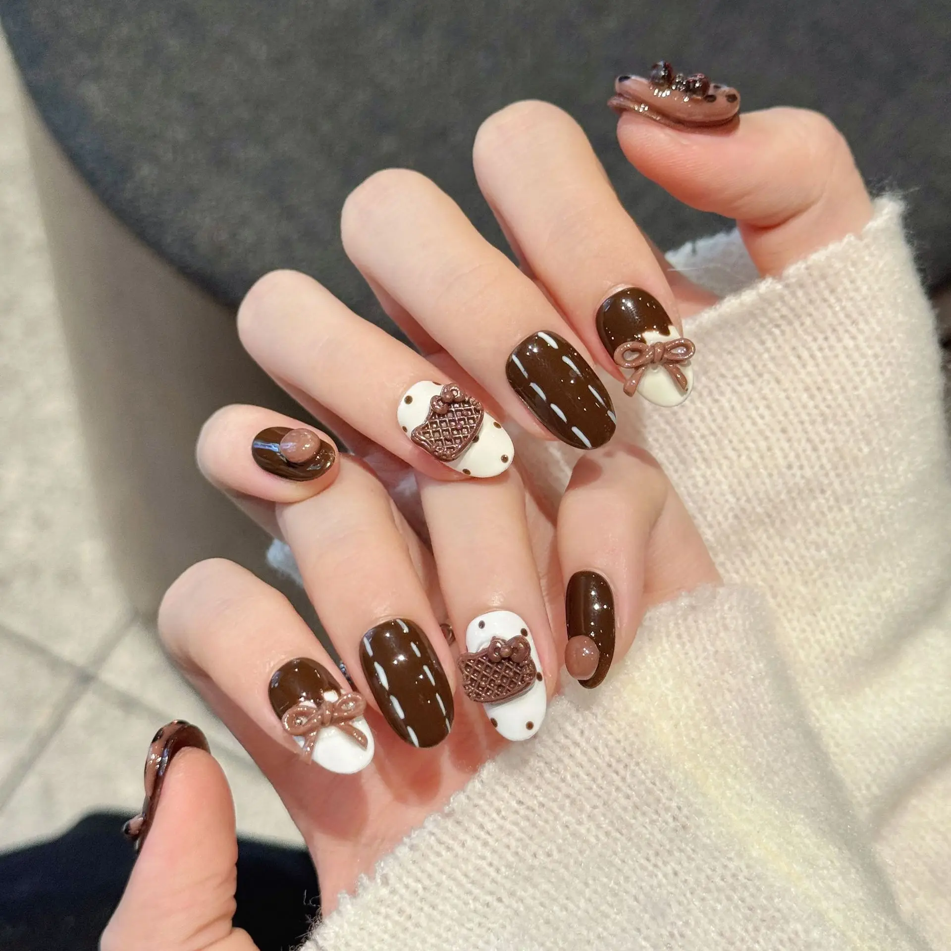 เล็บปลอมสำเร็จรูปแบบกดติด 10 ชิ้น ดีไซน์แมววาดมือ ทรงรีสั้น พร้อมอุปกรณ์ 3 ชิ้น กาวติดเล็บแบบแผ่น