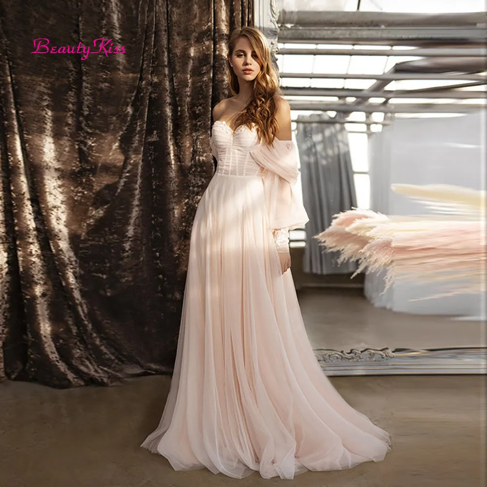 Suknie ślubne z tiulu w kolorze pudrowego różu, odpinane bufiaste długie rękawy, aplikacje, plisowane suknie ślubne z odkrytymi ramionami w stylu boho, kolekcja 2026