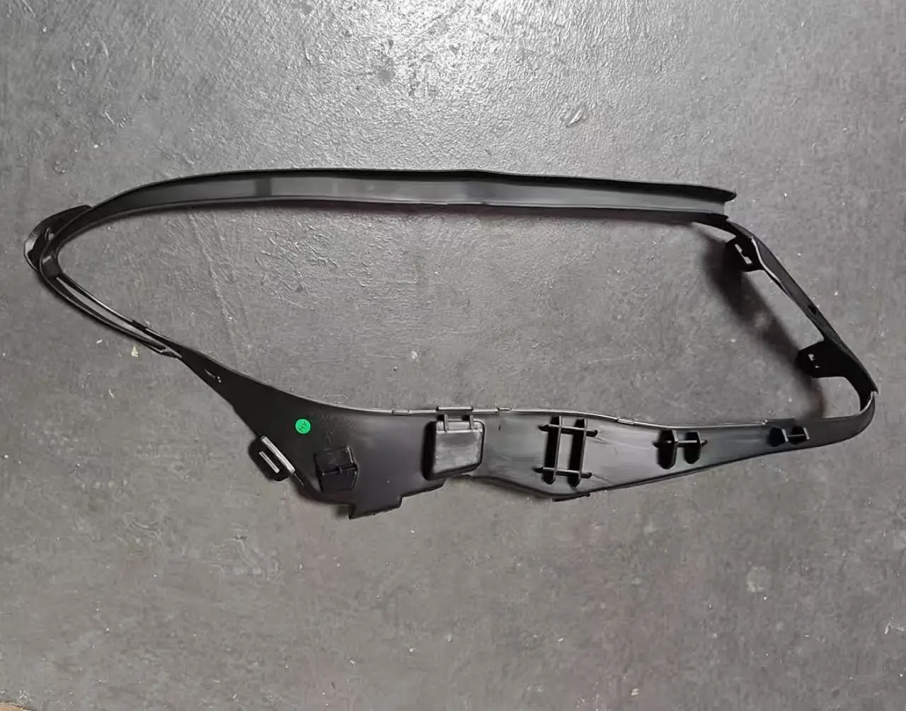 For Mercedes Benz 15-19 GLA200 GLA220 GLA260 GLA45 W156 headlight sealing strip, left OE: A1568260158, right OE: A1568260258