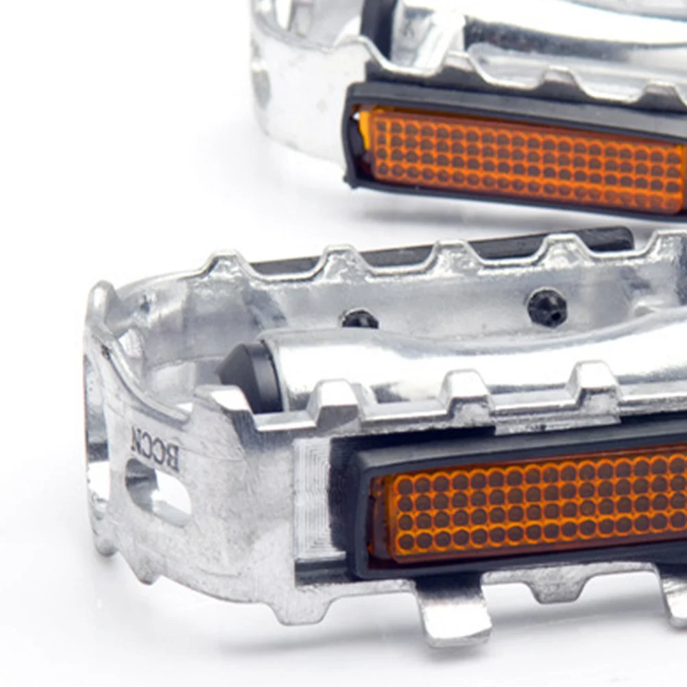 

1Pair Mountain Bike Pedal Aluminum Alloy Flat Design Ball Bearing Anti-Slip Spike Reflective Stripe Durable Universal Platform