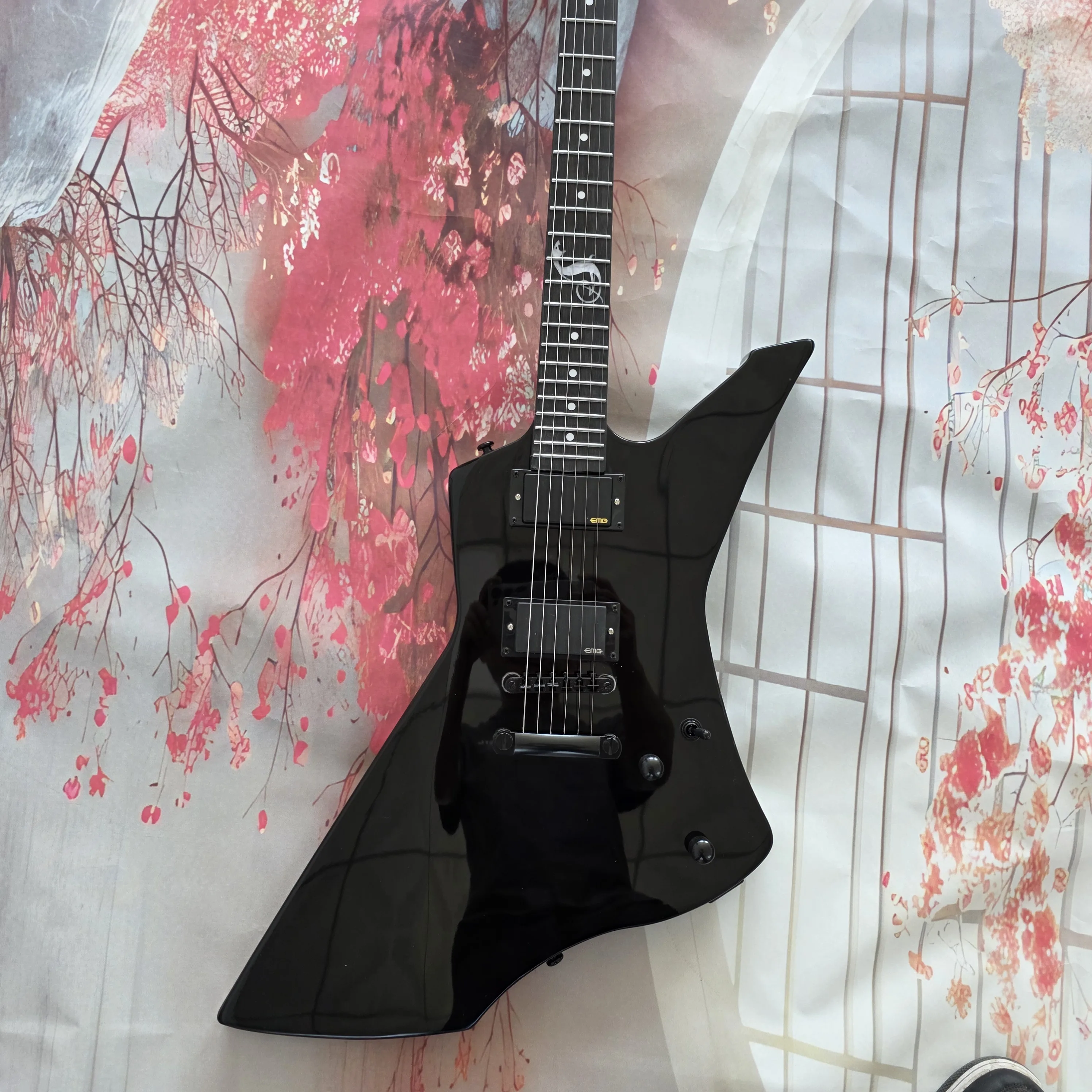 

Black 6-string electric guitar, mahogany body, rosewood fingerboard, 22 frets EMG pickups, black accessories. New product on sal