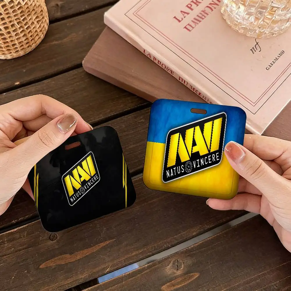 

Держатель для рабочих пропусков Navi Natus Vincere: чехол для выставочных ID-карт, бейджей и пропусков с ремешком для сотрудников