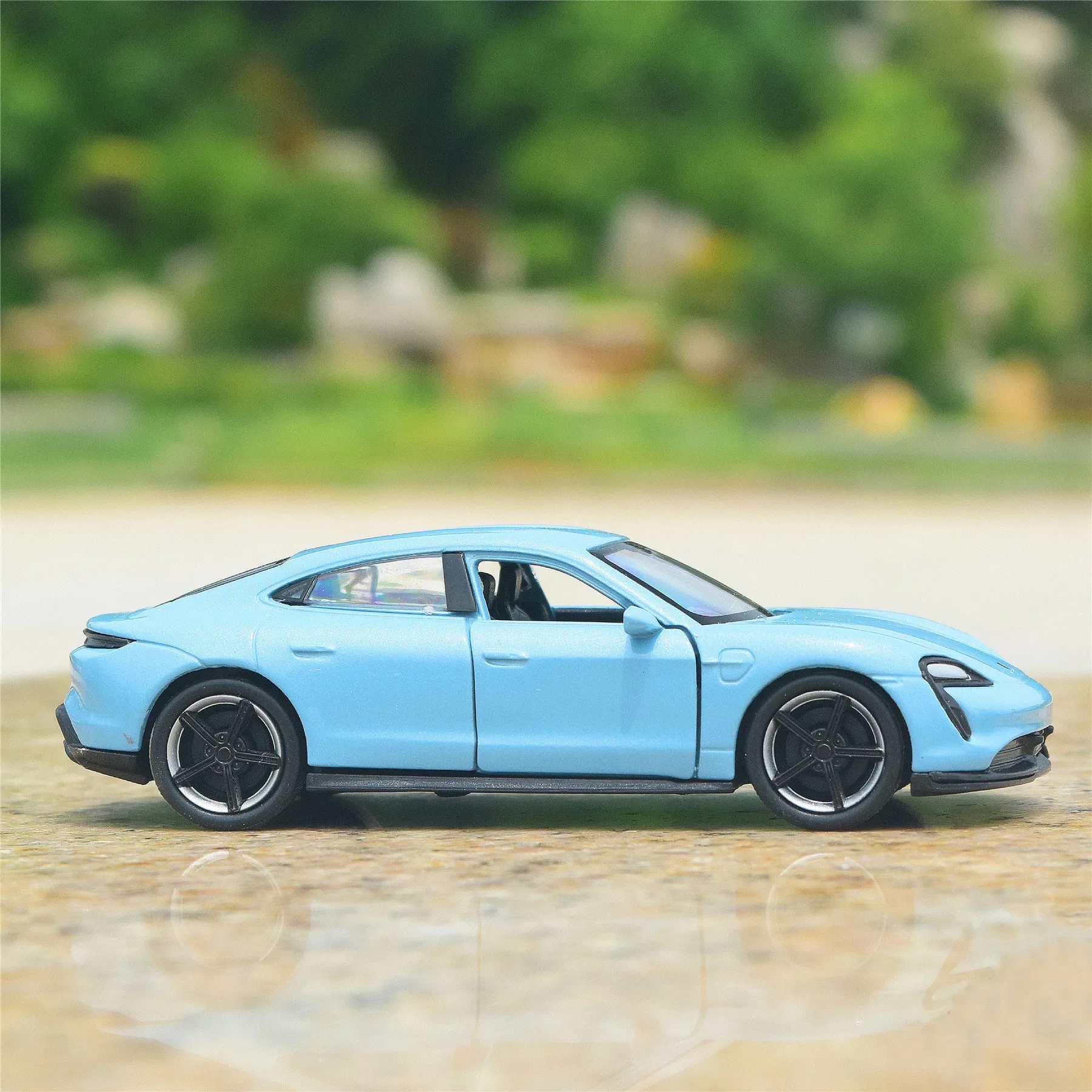 WELLY 1:36 Porsche Taycan Turbo S Alloy Car Model Diecasts Metal Toy Vehicles Cars Model Pull Back Collection Kids Toy Gift